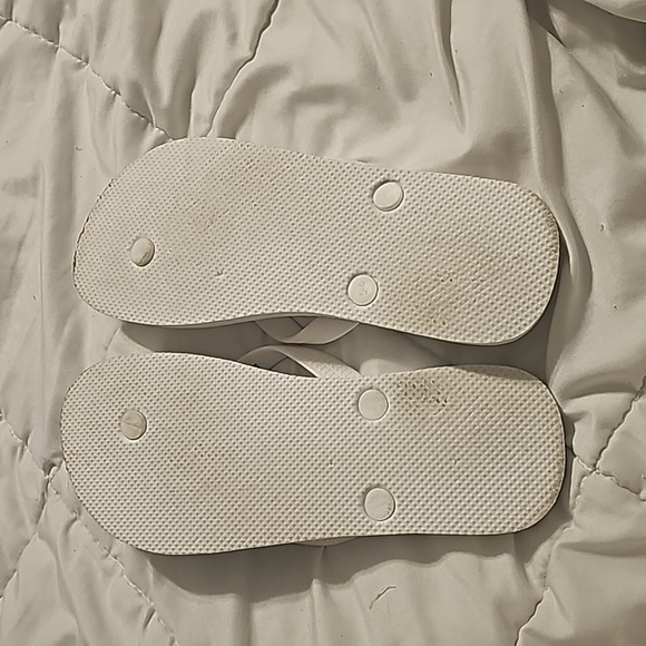 Girls used white in great condition old navy flip flop sandals. Sz large 5-6 - Picture 4 of 5